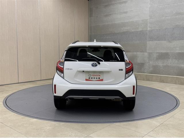アクア クロスオーバー 衝突被害軽減ブレーキ ナビ フルセグ Bluetooth バックモニター ETC 先進ライト 車線逸脱警報 スマートキー オートエアコン 純正アルミ デュアルエアバック CD/DVD再生 横滑防止装置(26枚目)