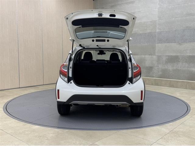 アクア クロスオーバー 衝突被害軽減ブレーキ ナビ フルセグ Bluetooth バックモニター ETC 先進ライト 車線逸脱警報 スマートキー オートエアコン 純正アルミ デュアルエアバック CD/DVD再生 横滑防止装置(27枚目)