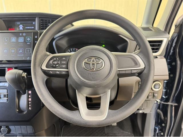 毎日触れるハンドル部分。こちらはキズもなくきれいに保たれています。もちろん、安全を守るエアバックも装備しているので安心してお乗り頂けます。