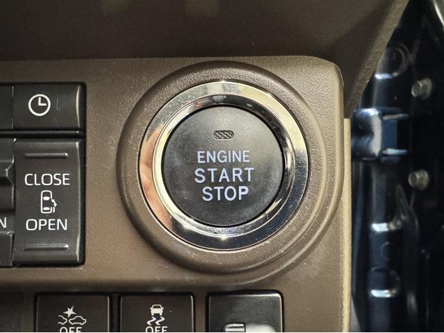 エンジンスタートボタンです。キーが車内にあれば、エンジンの始動・停止はブレーキを踏んでスイッチを押すだけ！キーを取り出す手間を省き、ワンプッシュでエンジンを操作するので簡単でスムーズです。