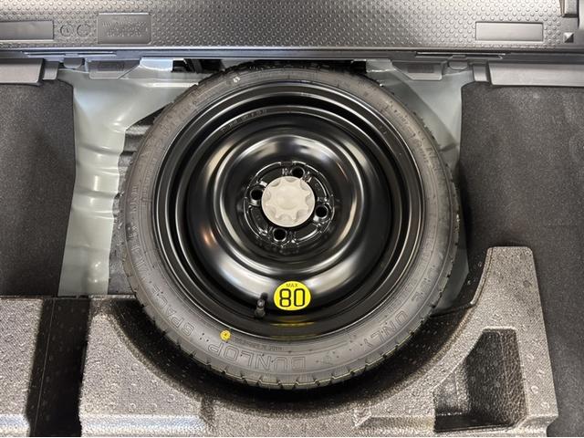 今ではオプションになってしまった応急タイヤが装備されています。万が一の時に役立ちます☆☆
