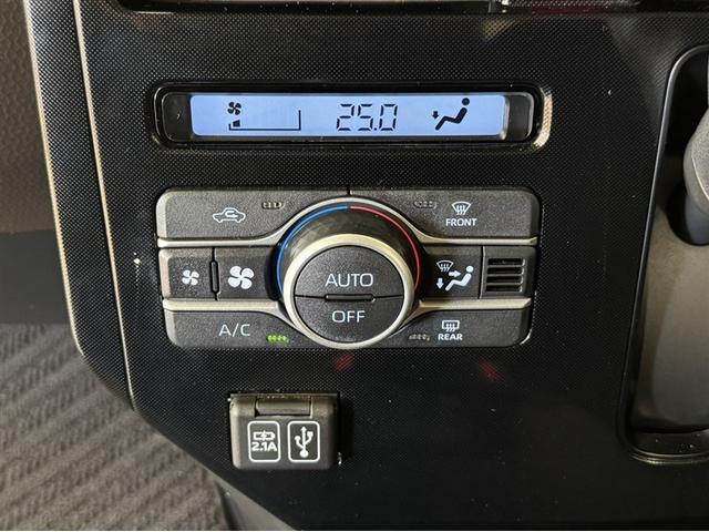 お好みの温度に設定すれば、車内の温度を検知し自動で調整してくれるオートエアコン！暑い、寒いと何度もスイッチを操作しなくても済みます☆☆