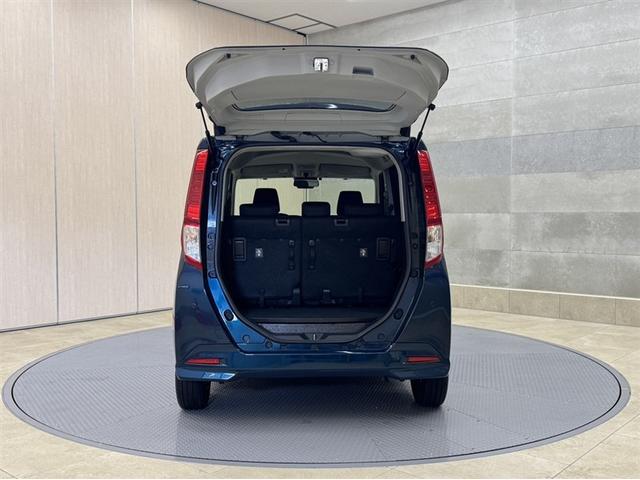 バックドアは跳ね上げ式です。雨の日はバックドアが屋根替わりになり、荷物の出し入れの際、濡れずに済みます。