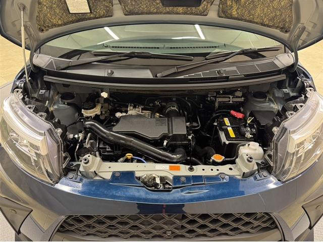 トヨタ中古車「まるごとクリーニング」施工済。エンジンルームを専用洗剤で洗浄！高圧＆スチーム洗浄も行います。樹脂部分も艶出し剤でピカピカです☆☆