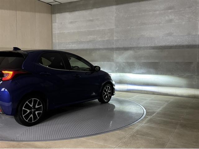 ヤリス ハイブリッドＺ　シートヒーター　全周囲モニター　ＥＴＣ２．０　ディスプレイオーディオ　ナビ　Ｂｌｕｅｔｏｏｔｈ　衝突被害軽減ブレーキ　ペダル踏み間違い急発進抑制装置　車線逸脱警報装置　オートハイビーム　ワンオーナー（18枚目）