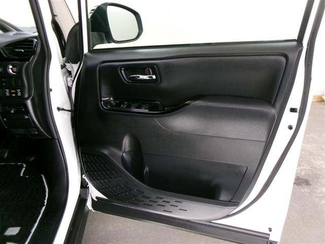 ヴォクシー ＺＳ　煌ＩＩＩ　フルセグ　メモリーナビ　ＤＶＤ再生　ミュージックプレイヤー接続可　バックカメラ　衝突被害軽減システム　ＥＴＣ　ドラレコ　両側電動スライド　ＬＥＤヘッドランプ　ウオークスルー　乗車定員７人　３列シート（8枚目）