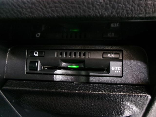 ヴォクシー ＺＳ　煌ＩＩＩ　フルセグ　メモリーナビ　ＤＶＤ再生　ミュージックプレイヤー接続可　バックカメラ　衝突被害軽減システム　ＥＴＣ　ドラレコ　両側電動スライド　ＬＥＤヘッドランプ　ウオークスルー　乗車定員７人　３列シート（16枚目）