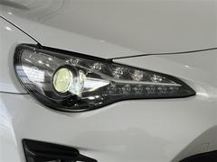 ＬＥＤヘッドライトです。デザイン性がよくとても明るいので、夜間の走行や悪天候でも安心です。しかも長寿命！ 7