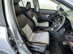 運転席／助手席です。姿勢が崩れず正確なステアリング操作で安心です！ 7