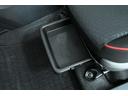 助手席シートアンダートレイ 装備。 外から見えにくい場所に置きたい荷物などをシート下に収納できます。