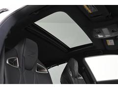 ◇ムーンルーフ装備　　ガラス部はフロントシートの頭上に設けられたスイッチで電動開閉が可能。後端だけをわずかに持ち上げて（チルトアップ）、換気・掃気することもできます。 5