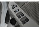 ■ドアミラー、■ウィンドウロック、■パワーウィンドウ 各スイッチを装備。※ウインドーロックスイッチを押すと運転席以外のドアガラスが作動不可になります。 誤ってドアガラスを開閉することを防止できます。