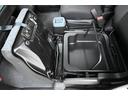 助手席シートアンダーボックス 装備。  シートクッションを上げると、取っ手付きで持ち運びができる収納ボックスがあります。