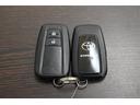 スマートキー2個です。 スマートキーを携帯していればキーを取り出さずにドアを施錠&解錠。クルマの始動も可能です。