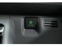 ECONスイッチです。 エンジンやエアコンといった、クルマ全体の動きを燃費優先で自動制御するECONモード。空調など快適性を優先したいときは、スイッチを押してOFFにできます。