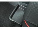 ■助手席シートアンダートレイ　装備。　外から見えにくい場所に置きたい荷物などをシート下に収納できます。