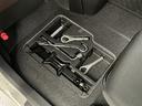 工具　です。　助手席の足元に収納されています。
