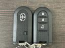 電子カードキー２個です。　◆キーフリーシステム：電子カードキーを携帯していれば、バッグから取り出さずにドアハンドルのリクエストスイッチを押すだけでドアを施錠・解錠できます。