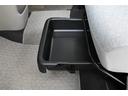 ■助手席シートアンダートレイ　装備。　外から見えにくい場所に置きたい荷物などをシート下に収納できます。