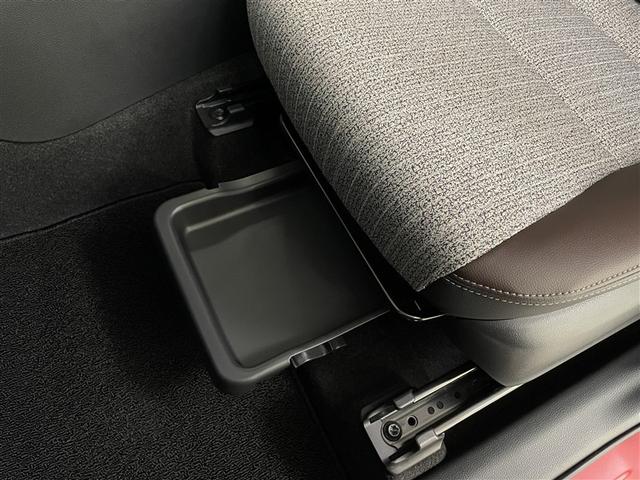 ヤリスクロス ハイブリッドＺ　ドライブレコーダ　インテリジェントキー　アルミホイル　ＬＥＤライト　リアカメラ　クルーズコントロール　整備記録簿　横滑り防止システム　ナビＴＶ　メモリーナビゲーション　電動シ－ト　パワステ　キーフリー（33枚目）