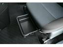助手席シートアンダートレイ 装備。 外から見えにくい場所に置きたい荷物などをシート下に収納できます。
