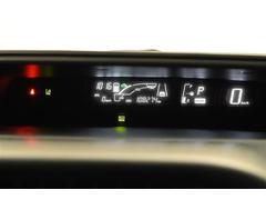 『デジタル式センターメーター（ドライブモニター付）』　視線移動を少なくするため、メーターをセンターに配置。デジタル表示でとても見やすく安全運転のお役に立ちます。 7