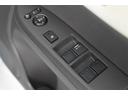 ■ドアミラー、■パワーウインドー 各スイッチ、■ウインドーロックボタン装備 ※ウインドーロックボタンを押すと運転席以外のドアガラスが作動不可になります。誤ってドアガラスを開閉することを防止できます。