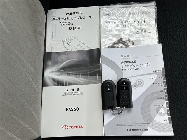 パッソ モーダ S Bモニ i-stop スマートキー&プッシュスタート キーフリーシステム 横滑防止装置 LEDライト ドラレコ ナビTV WエアB パワーウィンドウ オートエアコン 整備記録簿 ETC ABS AUX(19枚目)