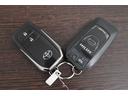 スマートキー2個です。 スマートキーを携帯していればキーを取り出さずにドアを施錠&解錠。クルマの始動も可能です。