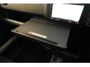 ■インパネテーブル 装備  車内での伝票書き、小型パソコンでの作業などに引き出して使用できます。 ※停車しているときに使用してください。