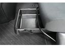 ■助手席シートアンダートレイ　装備。　外から見えにくい場所に置きたい荷物などをシート下に収納できます。
