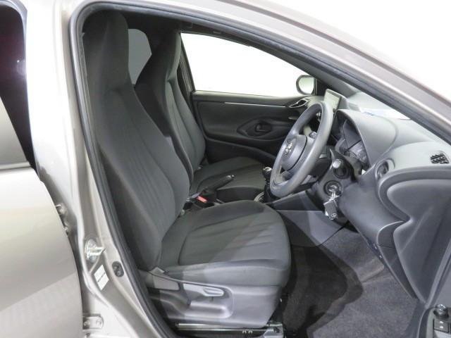 ヤリス Ｘ　６速マニュアル　衝突被害軽減システム　バックカメラ　ＥＴＣ　ドラレコ　ミュージックプレイヤー接続可　ＬＥＤヘッドランプ　キーレス　ワンオーナー（13枚目）