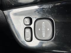 電動格納式ドアミラー付き。　狭い駐車場へ停めた時に、ボタン１つで左右のミラーをたたむ事ができます。 4