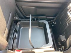 助手席下にある持ち運びができる取っ手付きの収納ボックスです。小物入れ、洗車道具、車検証ケースなど。 7