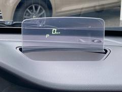 運転席前方のダッシュボード上に表示されるヘッドアップディスプレイ。車速やシフト位置、デュアルセンサーブレーキサポートの警告などが表示されます。 7