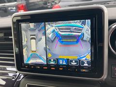 クルマの前後左右に４つのカメラを設置しクルマを真上から見たような映像をモニターに映します。運転席から見えにくい場所を画面上で確認でき狭い場所での駐車も安心です。 4