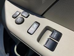 ドアミラーの調整や格納ボタン、運転席・助手席のパワーウィンドウスイッチです。 7