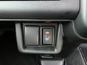 運転席シートヒーター。スイッチを入れると座面が温かくなるので、寒い冬には本当に便利な装備です。