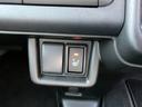 運転席シートヒーター。スイッチを入れると座面が温かくなるので、寒い冬には本当に便利な装備です。