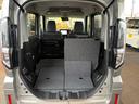 【3名乗車+長い荷物】後部座席を片側だけ倒せるので、長い荷物の時も安心です。