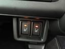 運転席・助手席シートヒーター。スイッチを入れると座面が温かくなるので、寒い冬には本当に便利な装備です。