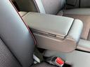 アームレストがあるので、長距離運転時などドライバーの負担を軽減してくれます。