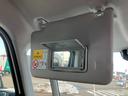 バニティーミラー付サンバイザー。助手席にもついています。