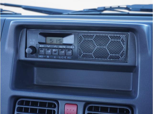 キャリイトラック KCエアコン・パワステ 4WD 5速MT 3方開 キーレス 4WD 5速MT リアパーキングセンサー キーレスエントリー 3方開 AMFMラジオ オートライト スペアタイヤ 衝突被害軽減システム アイドリングストップ 横滑り防止機能 衝突安全ボディ(5枚目)