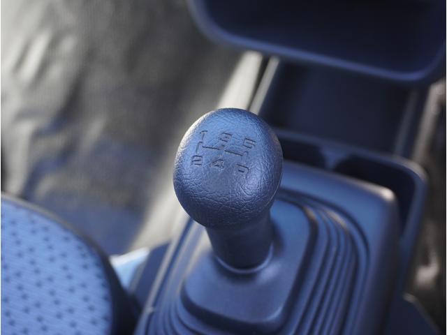 キャリイトラック KCエアコン・パワステ 4WD 5速MT 3方開 キーレス 4WD 5速MT リアパーキングセンサー キーレスエントリー 3方開 AMFMラジオ オートライト スペアタイヤ 衝突被害軽減システム アイドリングストップ 横滑り防止機能 衝突安全ボディ(6枚目)