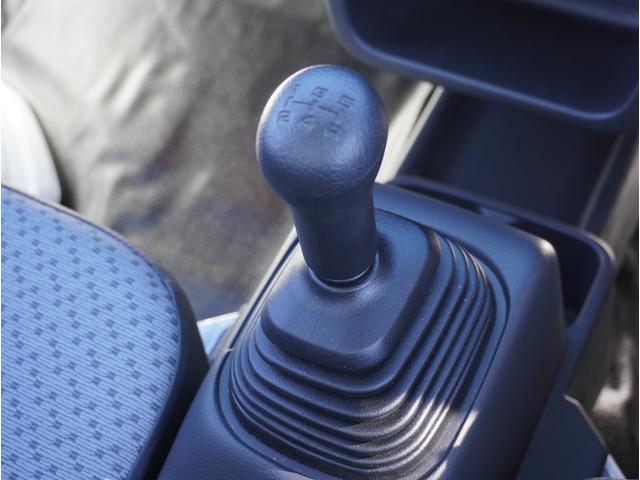 キャリイトラック KCエアコン・パワステ 4WD 5速MT 3方開 キーレス 4WD 5速MT リアパーキングセンサー キーレスエントリー 3方開 AMFMラジオ オートライト スペアタイヤ 衝突被害軽減システム アイドリングストップ 横滑り防止機能 衝突安全ボディ(16枚目)