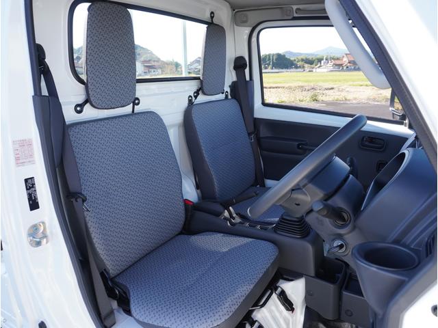 キャリイトラック KCエアコン・パワステ 4WD 5速MT 3方開 キーレス 4WD 5速MT リアパーキングセンサー キーレスエントリー 3方開 AMFMラジオ オートライト スペアタイヤ 衝突被害軽減システム アイドリングストップ 横滑り防止機能 衝突安全ボディ(17枚目)