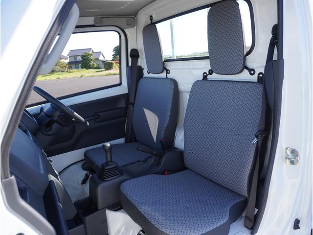 キャリイトラック KCエアコン・パワステ 4WD 5速MT 3方開 キーレス 4WD 5速MT リアパーキングセンサー キーレスエントリー 3方開 AMFMラジオ オートライト スペアタイヤ 衝突被害軽減システム アイドリングストップ 横滑り防止機能 衝突安全ボディ(18枚目)