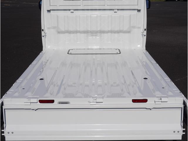 キャリイトラック KCエアコン・パワステ 4WD 5速MT 3方開 キーレス 4WD 5速MT リアパーキングセンサー キーレスエントリー 3方開 AMFMラジオ オートライト スペアタイヤ 衝突被害軽減システム アイドリングストップ 横滑り防止機能 衝突安全ボディ(19枚目)