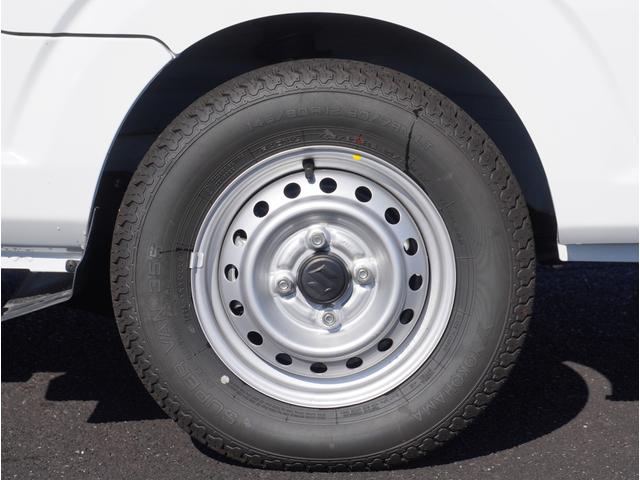 キャリイトラック KCエアコン・パワステ 4WD 5速MT 3方開 キーレス 4WD 5速MT リアパーキングセンサー キーレスエントリー 3方開 AMFMラジオ オートライト スペアタイヤ 衝突被害軽減システム アイドリングストップ 横滑り防止機能 衝突安全ボディ(20枚目)